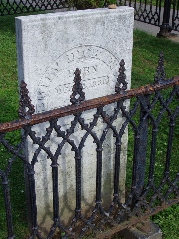 Daderot at en.wikipedia / CC BY-SA image of Emily Dickinson's gravestone