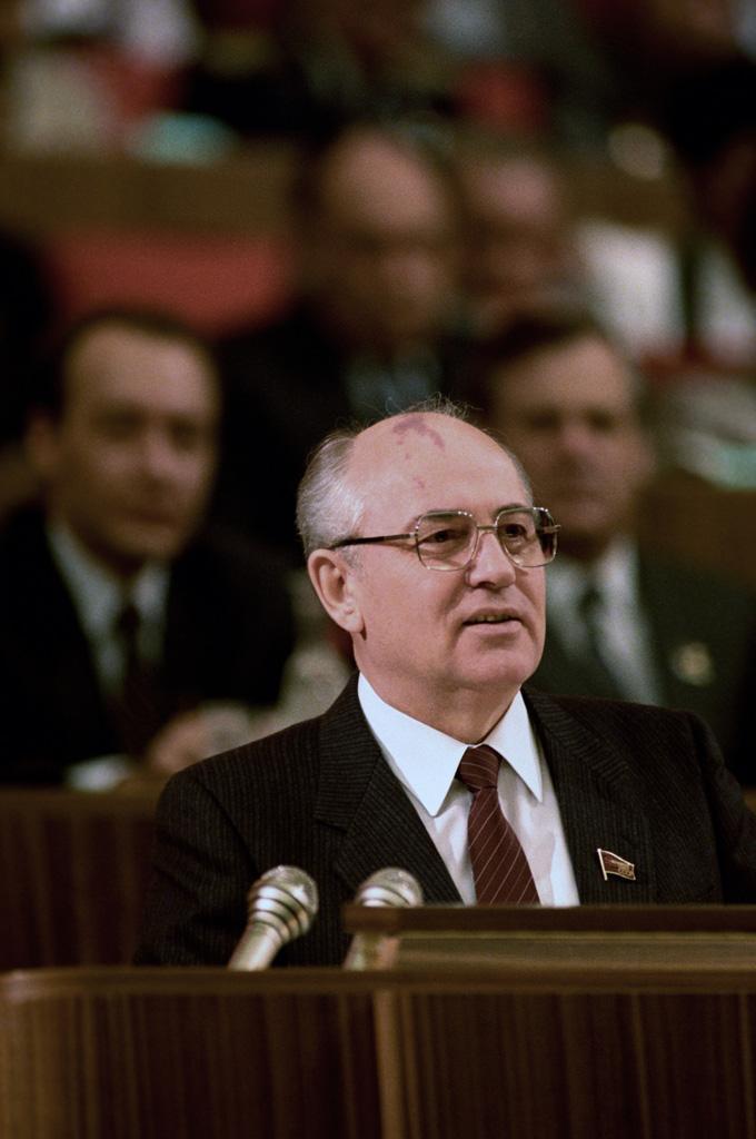 Gorbachev addressing members of the Soviet government.